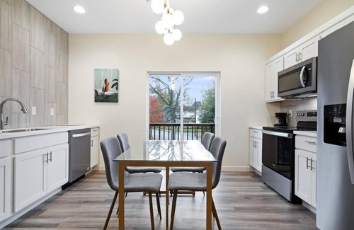 Evansville Apartamento | New Boutique Hotel Suite on Haynie's Corner: KING Bed, Parking, Security & More!