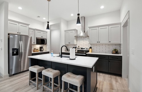 Lawrence Casa | NEW! Brand New Cool Comfy Lawrence Retreat