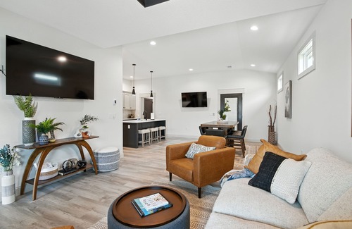 Lawrence Casa | NEW! Brand New Cool Comfy Lawrence Retreat