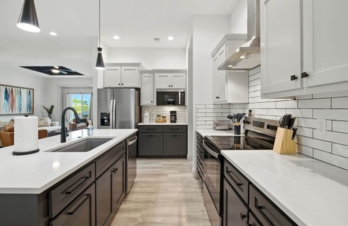 Lawrence Casa | NEW! Brand New Cool Comfy Lawrence Retreat