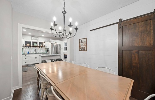 Cloquet Casa | New! Bright Beautiful Farmhouse on Oak