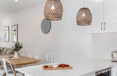 Fingal Bay Casa | Nueva villa moderna y brillante familiar, cerca de Beach Dogs también son bienvenidos. Wifi gratuito + Netflix