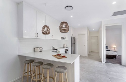 Fingal Bay Casa | Nueva villa moderna y brillante familiar, cerca de Beach Dogs también son bienvenidos. Wifi gratuito + Netflix