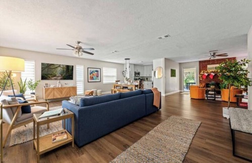 Crystal River Casa | NEW-Bring Your Boat-Family Fun Oasis-Near Springs-Huge Yard-Game Room-Spa-EV