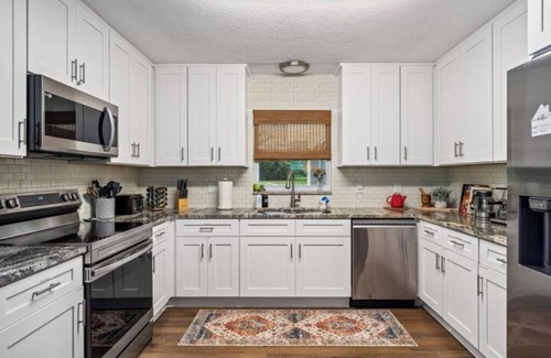 Crystal River Casa | NEW-Bring Your Boat-Family Fun Oasis-Near Springs-Huge Yard-Game Room-Spa-EV