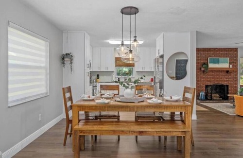 Crystal River Casa | NEW-Bring Your Boat-Family Fun Oasis-Near Springs-Huge Yard-Game Room-Spa-EV