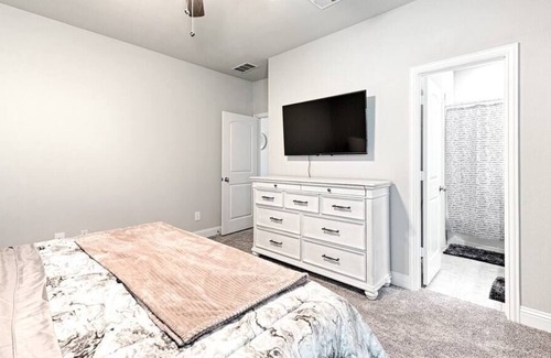 Greenville Casa | ✨ NEW BUILD 4BD 2BA Cheerful Bright Home! 🆕