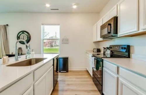 Maxwell Casa | New build! 4BR, Family+Pet Friendly, Yard+Garage