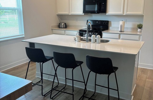 Maxwell Casa | New build! 4BR, Family+Pet Friendly, Yard+Garage