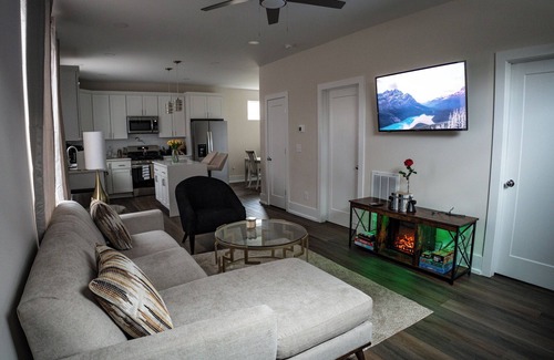 Hayes Casa | New Build: Blue Rooftop& Patio min's from Downtown, Duke, NCCU, Hospital,