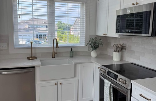 Wooded Estates Casa | New Build- Carriage House.. 1 bedroom, den, kitchen. Half mile to ND. Sleeps 4/5