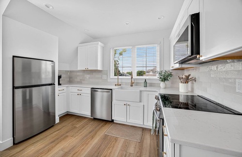Wooded Estates Casa | New Build- Carriage House.. 1 bedroom, den, kitchen. Half mile to ND. Sleeps 4/5