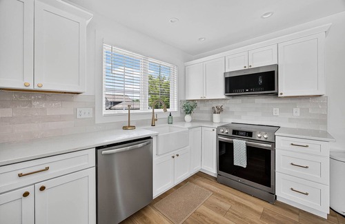 Wooded Estates Casa | New Build- Carriage House.. 1 bedroom, den, kitchen. Half mile to ND. Sleeps 4/5