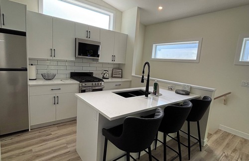 Signal Hill Casa | New Build, Charming 1-bedroom home in fabulous Calgary SW, 1.2 hours from Banff
