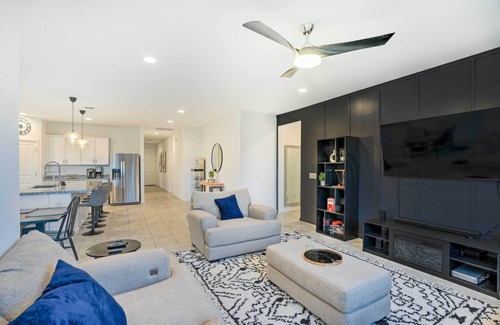 Glendale Casa | New-Build Glendale Home w/ Hot Tub + Putting Green