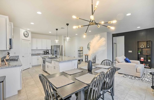 Glendale Casa | New-Build Glendale Home w/ Hot Tub + Putting Green