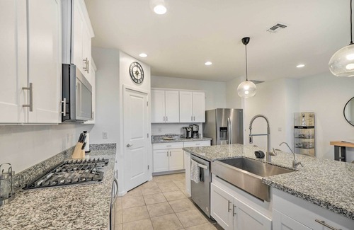 Glendale Casa | New-Build Glendale Home w/ Hot Tub + Putting Green