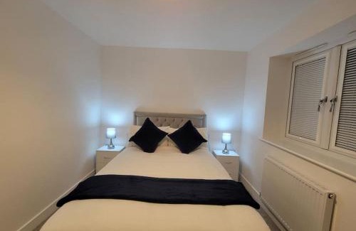 Haversham Casa | New build home with WI-FI, Smart TV, dedicated office floor, large terrace and Free parking