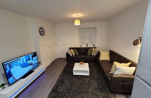 Haversham Casa | New build home with WI-FI, Smart TV, dedicated office floor, large terrace and Free parking