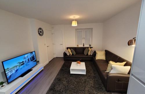 Haversham Casa | New build home with WI-FI, Smart TV, dedicated office floor, large terrace and Free parking