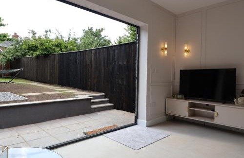Rushmoor District Casa | NEW-BUILD Luxury House for Families and Contractors, NamisSuites Serviced Apartment - Farnborough