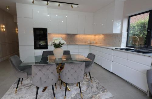 Rushmoor District Casa | NEW-BUILD Luxury House for Families and Contractors, NamisSuites Serviced Apartment - Farnborough