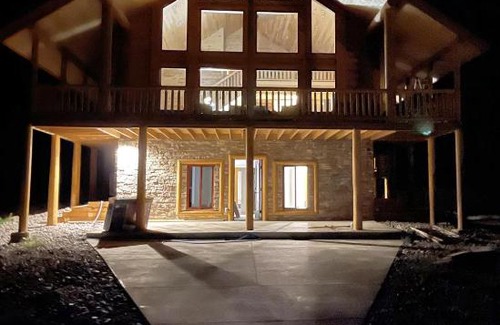 South Fork Casa | New Build - South Fork Retreat with river view! 5 BR for 14!