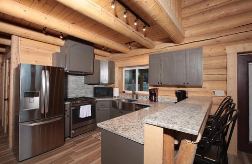 South Fork Casa | New Build - South Fork Retreat with river view! 5 BR for 14!