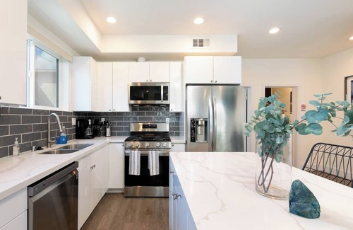 Pico-Union Casa | New build. Stylish furnishings near Downtown &Hollywood