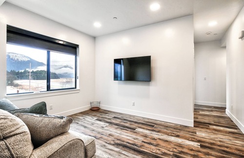 Juneau Condominio | New build w/AC, washer, etc.