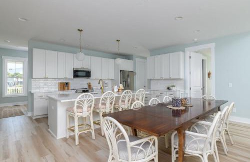 Beachwalk Casa | New Build, walking distance to pool and beach! Perfect location on Harbor Island!
