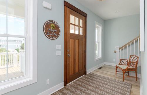 Beachwalk Casa | New Build, walking distance to pool and beach! Perfect location on Harbor Island!