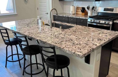 Roseville Casa | New built: corp/ insurhousing /pet /close2shop /30+days