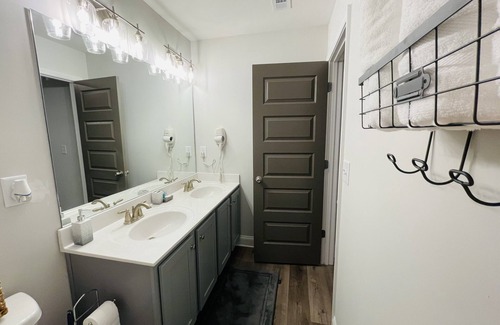 Lawrenceville Casa | New Built Home-Lawrenceville City- Entire House