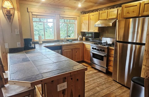 Sandpoint Cabina | NEW! Cabin 1 - 4BR Retreat w/Hot Tub & Extra Studio