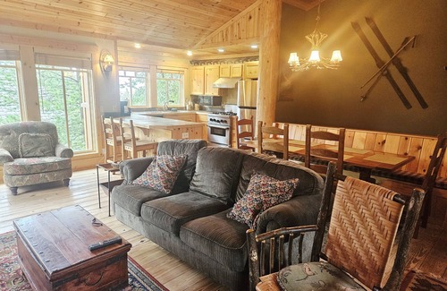Sandpoint Cabina | NEW! Cabin 1 - 4BR Retreat w/Hot Tub & Extra Studio