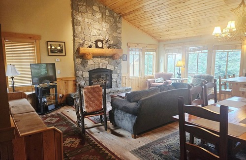 Sandpoint Cabina | NEW! Cabin 1 - 4BR Retreat w/Hot Tub & Extra Studio