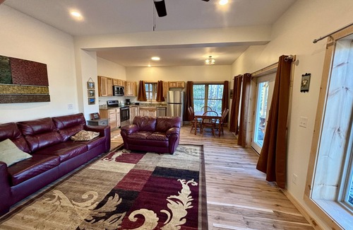Fairview Apartamento | New cabin apartment with king size beds, en suite bathrooms, smart TV.