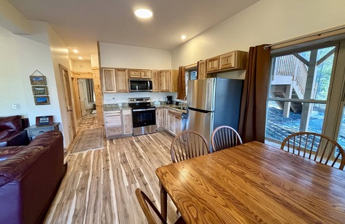 Fairview Apartamento | New cabin apartment with king size beds, en suite bathrooms, smart TV.