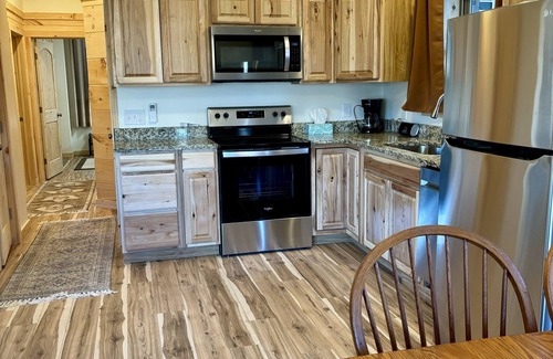 Fairview Apartamento | New cabin apartment with king size beds, en suite bathrooms, smart TV.