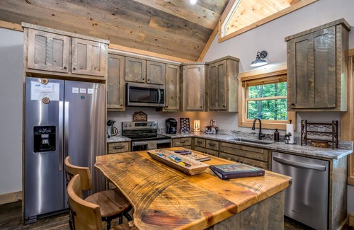 McCaysville Cabina | *NEW CABIN*HOT TUB*/Outdoor Fireplace/Lake/Pond Behind Property/PAC Man/Nintendo