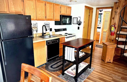 Davis Cabina | NEW!Cabin in Black Bear-AC-Family & Pet Friendly-Resort Pool-Cozy