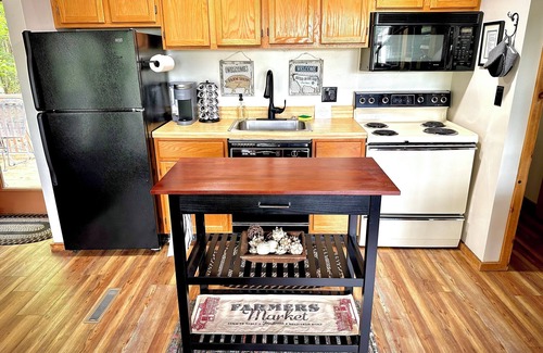 Davis Cabina | NEW!Cabin in Black Bear-AC-Family & Pet Friendly-Resort Pool-Cozy