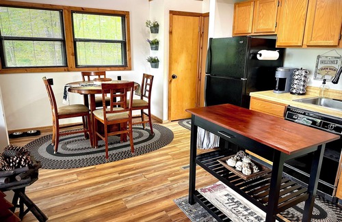 Davis Cabina | NEW!Cabin in Black Bear-AC-Family & Pet Friendly-Resort Pool-Cozy