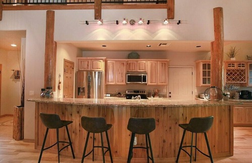 Sierra Pines Casa | NEW! Cabin in the pines w/kids game room , fire pit and BBQ!