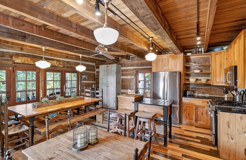 Guntersville Cabina | NEW! Cabin Unbound - Historic Lakefront Comfort