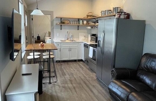 Winona Casa | New Cabin with many amenities! Trail systems. Sleeps 8! Royal blue brimstone
