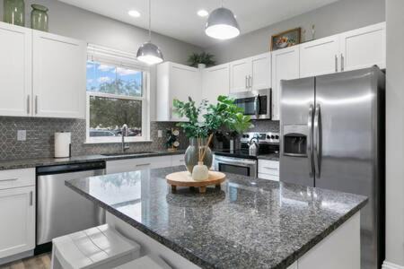 Safety Harbor Apartamento | NEW! Canopy Cove, Luxury Downtown Apartment Near Main St