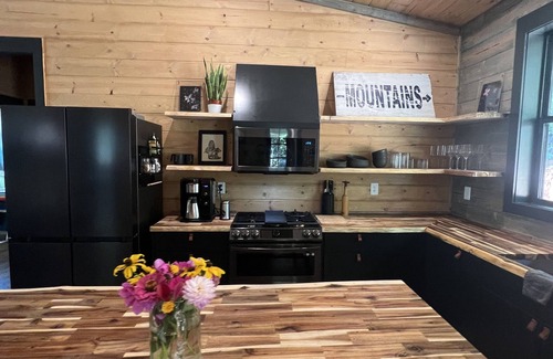 Clayton Cabina | NEW! CAPER Treehouse: modern cabin-HOT TUB VIEWS!