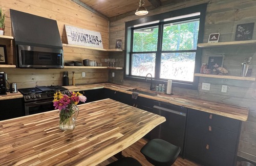 Clayton Cabina | NEW! CAPER Treehouse: modern cabin-HOT TUB VIEWS!